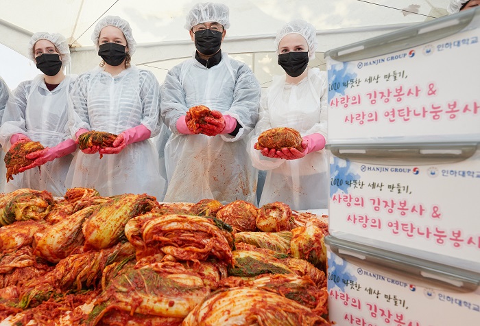 ‘따뜻한 세상 만들기' 행사가 열린 13일 인하대 학생회관 광장에서 인하대 조명우 총장을 비롯한 학생, 교직원들이 김장을 하고 있다.