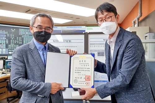 행정안전부가 주관한 재난안전통신망 서울 운영센터에서 열린 재난안전통신망 구축 유공 포상식에서 장경희 전자공학과 교수(왼쪽)가 대통령표창을 수상했다.