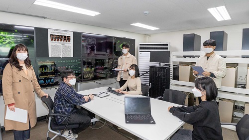 4호관에 위치한 인공지능융합연구센터 데이터센터에서 학생들이 고성능 GPU 서버를 이용하고 있다.