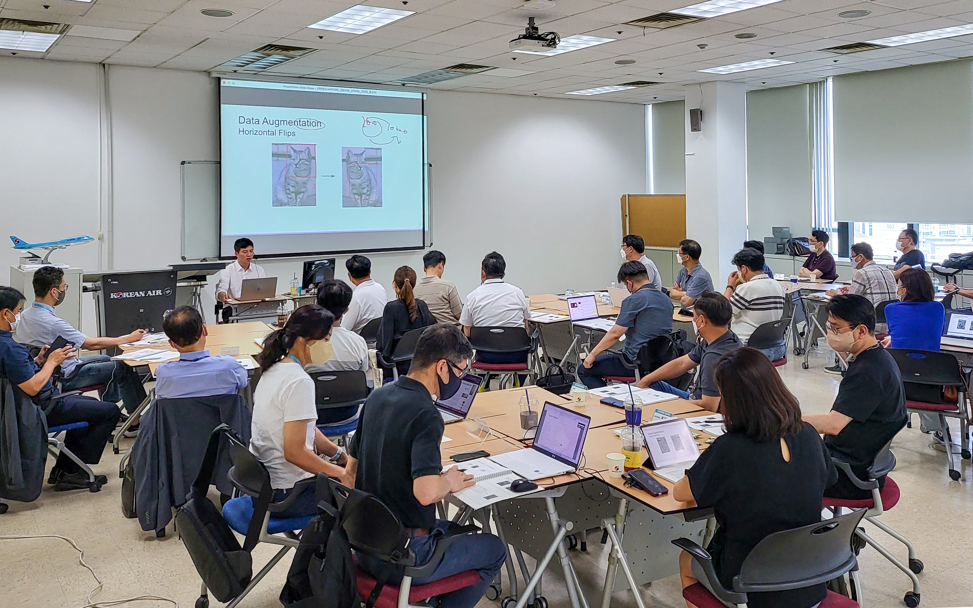 대한항공 인재개발원에서 홍성은 정보통신공학과 교수가 대한항공 AI 아카데미 팀장과정 강의를 진행하고 있다.