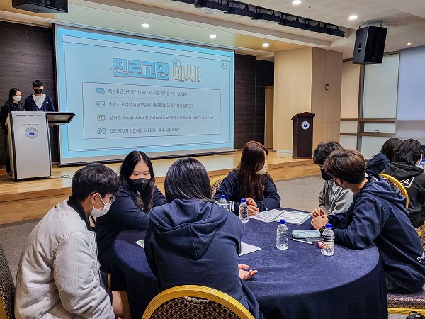 지난 24일 인하대학교 학생봉사단 인하랑 단원들이 인천재능고등학교 학생들을 대상으로 진로탐색 멘토링을 진행했다.