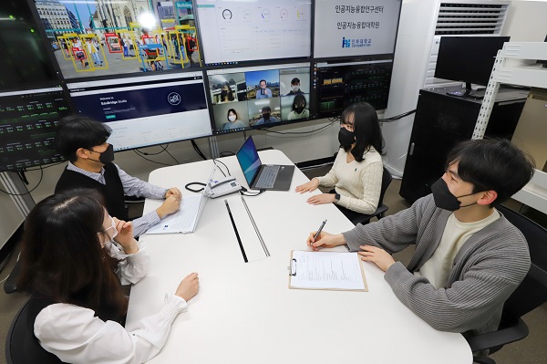 인공지능융합연구센터 내 인공지능서버실에서 연구원들이 회의를 진행하고 있다.