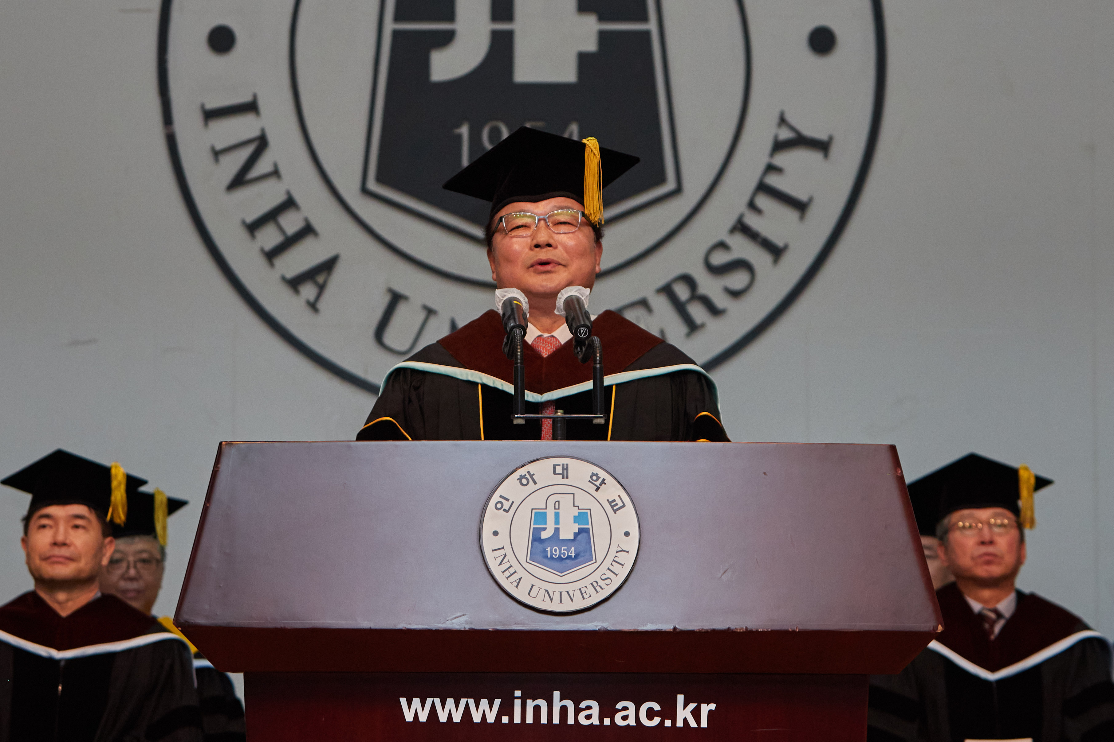 17일 인하대 본관 대강당에서 열린 2023년 2월 학위수여식에서 신한용 총동창회장이 졸업생들을 위한 격려사를 하고 있다.